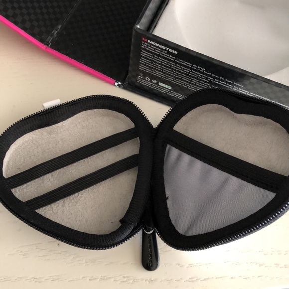 MONSTER Harajuku Lovers Earbuds - Picture 10 of 12